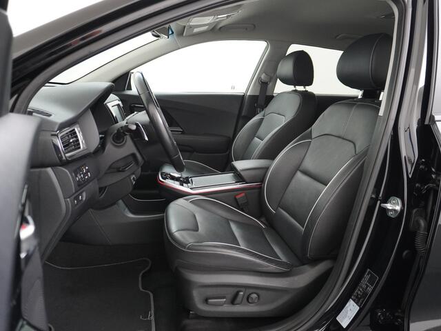 KIA e-Niro 64kWh 204PK Leder Camera Adaptive-Cruise Warmtepomp Apple Carplay Android Auto Navi Ecc DAB Pdc Executive-Line Stoel Verwarming/Ventilatie + Elektrisch verstelbaar Keyless Led Achterbank+Stuur Verwarming Dodehoek assistent Regen-Lichtsensor JBL-Soundsyste