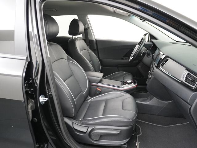KIA e-Niro 64kWh 204PK Leder Camera Adaptive-Cruise Warmtepomp Apple Carplay Android Auto Navi Ecc DAB Pdc Executive-Line Stoel Verwarming/Ventilatie + Elektrisch verstelbaar Keyless Led Achterbank+Stuur Verwarming Dodehoek assistent Regen-Lichtsensor JBL-Soundsyste