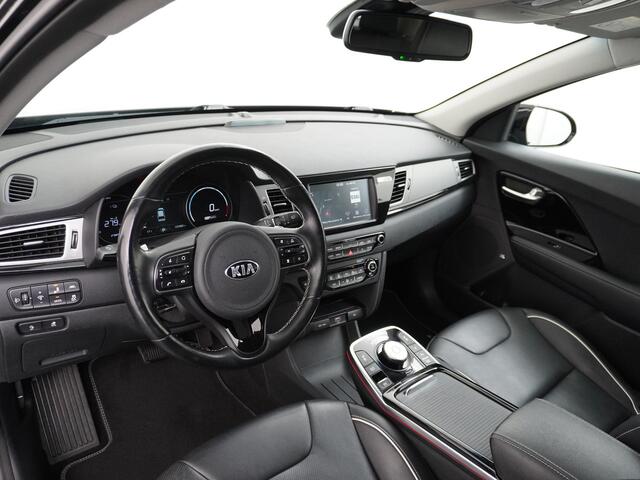 KIA e-Niro 64kWh 204PK Leder Camera Adaptive-Cruise Warmtepomp Apple Carplay Android Auto Navi Ecc DAB Pdc Executive-Line Stoel Verwarming/Ventilatie + Elektrisch verstelbaar Keyless Led Achterbank+Stuur Verwarming Dodehoek assistent Regen-Lichtsensor JBL-Soundsyste