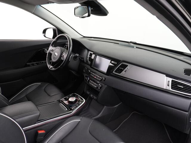 KIA e-Niro 64kWh 204PK Leder Camera Adaptive-Cruise Warmtepomp Apple Carplay Android Auto Navi Ecc DAB Pdc Executive-Line Stoel Verwarming/Ventilatie + Elektrisch verstelbaar Keyless Led Achterbank+Stuur Verwarming Dodehoek assistent Regen-Lichtsensor JBL-Soundsyste