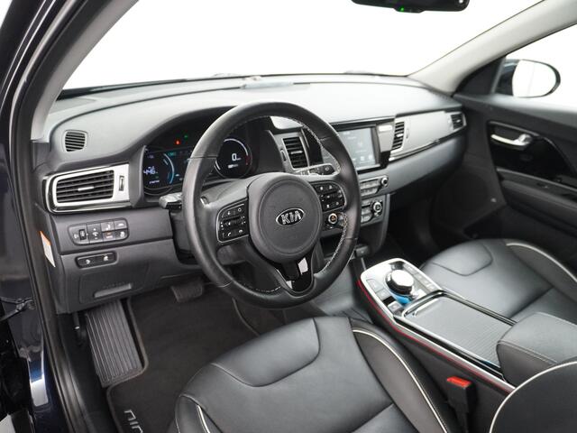 KIA e-Niro 64kWh 204PK Leder Camera Adaptive-Cruise Warmtepomp Apple Carplay Android Auto Navi Ecc DAB Pdc Executive-Line Stoel Verwarming/Ventilatie + Elektrisch verstelbaar Keyless Led Achterbank+Stuur Verwarming Dodehoek assistent Regen-Lichtsensor JBL-Soundsyste