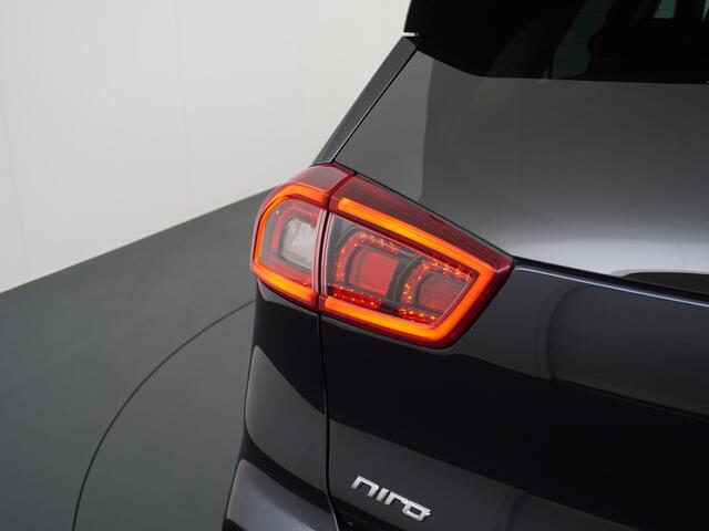 KIA e-Niro 64kWh 204PK Leder Camera Adaptive-Cruise Warmtepomp Apple Carplay Android Auto Navi Ecc DAB Pdc Executive-Line Stoel Verwarming/Ventilatie + Elektrisch verstelbaar Keyless Led Achterbank+Stuur Verwarming Dodehoek assistent Regen-Lichtsensor JBL-Soundsyste