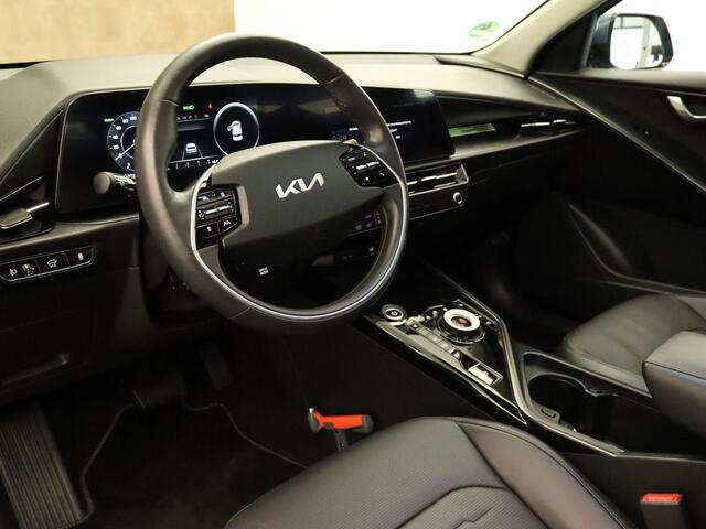 KIA e-Niro EV DynamicPlusLine 64.8 kWh - ORIGINEEL NEDERLANDSE AUTO - SOH 98,4%! - 3 FASE LADEN - TREKHAAK GEREMDTREKGEWICHT 750KG - HEAD-UP DISPLAY - ELEKTRISCHE ACHTERKLEP - SCHUIF/KANTELDAK - KEYLESS ENTRY & START - STUUR EN STOEL VERWARMING - PARKEERSENSOREN VOO