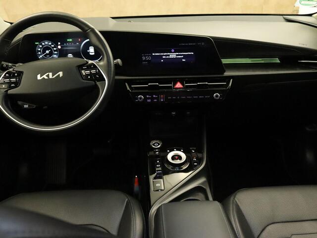 KIA e-Niro EV DynamicPlusLine 64.8 kWh - ORIGINEEL NEDERLANDSE AUTO - SOH 98,4%! - 3 FASE LADEN - TREKHAAK GEREMDTREKGEWICHT 750KG - HEAD-UP DISPLAY - ELEKTRISCHE ACHTERKLEP - SCHUIF/KANTELDAK - KEYLESS ENTRY & START - STUUR EN STOEL VERWARMING - PARKEERSENSOREN VOO