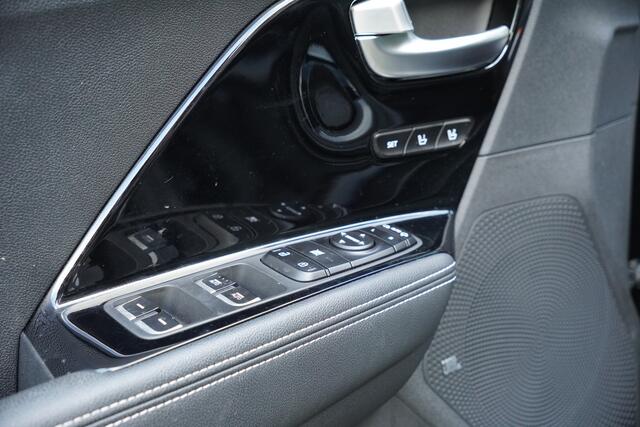 KIA e-Niro ExecutiveLine 64 kWh 3-Fase / Panoramadak / Leer / Stoel Verwarming/ Koeling / Lane / Camera /