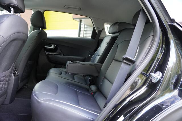 KIA e-Niro ExecutiveLine 64 kWh 3-Fase / Panoramadak / Leer / Stoel Verwarming/ Koeling / Lane / Camera /