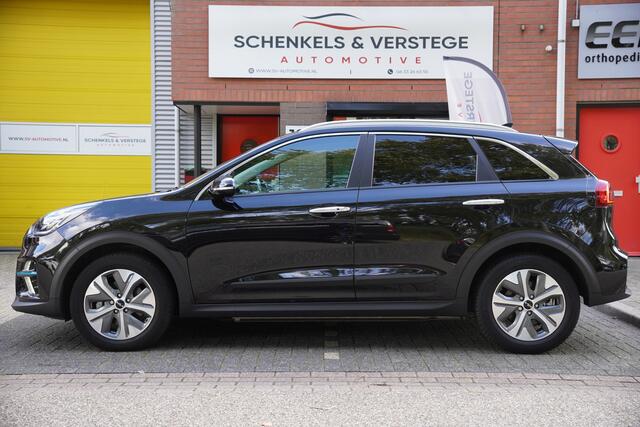 KIA e-Niro ExecutiveLine 64 kWh 3-Fase / Panoramadak / Leer / Stoel Verwarming/ Koeling / Lane / Camera /