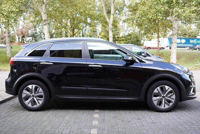 KIA e-Niro ExecutiveLine 64 kWh 3-Fase / Panoramadak / Leer / Stoel Verwarming/ Koeling / Lane / Camera /