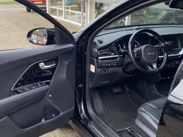 KIA e-Niro ExecutiveLine 64 kWh / NL-Auto / 204 PK / Adaptive Cruise-Control Stop&Go / Vol-Leder / Warmtepomp / Stoelverwarming en Verkoeling / Stoelen Met Geheugen / Stuurverwarming / Stoelverwarming-Achter / Draadloze-Telefoonlader / Dodehoek-Detectie / Climate-Co