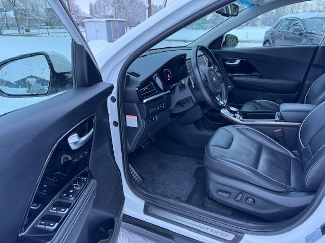 KIA e-Niro EXECUTIVELINE 64KWH 3 FASE SOH 100%/LEER/LMV/ACARPLAY/WARMTEPOMP/FABRIEKSGARANTIE