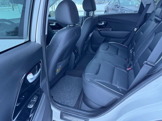 KIA e-Niro EXECUTIVELINE 64KWH 3 FASE SOH 100%/LEER/LMV/ACARPLAY/WARMTEPOMP/FABRIEKSGARANTIE