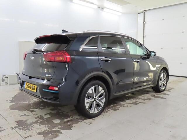 KIA e-Niro DYNAMICPLUSLINE 64 KWH I 3 FASE LADEN I 100% SOH I SCHUIF/KANTELDAK I P-CAMERA