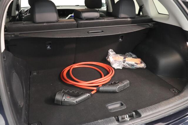 KIA e-Niro ExecutiveLine 64 kWh | Warmtepomp | Leder | SoH 100 % | Stoel & stuurverwarming | Camera | Tot 100 KwH DC laden | ApplCarplay AndroidAuto |