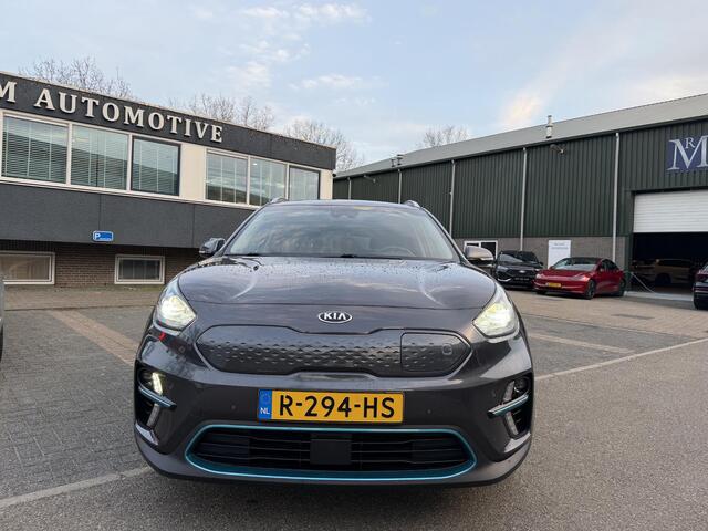 KIA e-Niro DynamicLine 64 kWh SOH 98% | LEER | JBL AUDIO | CAMERA | VERWARMD STUUR & STOEL | DODEHOEKDETECTIE | FULL OPTION | INCLUSIEF 12 MND BOVAG GARANTIE