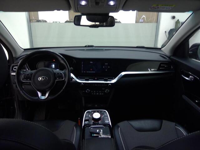 KIA e-Niro DYNAMICPLUSLINE 64 kWh I TREKHAAK I SCHUIFDAK I 100% SOH I 3-FASE I APPLE CARPLAY I P-CAMERA