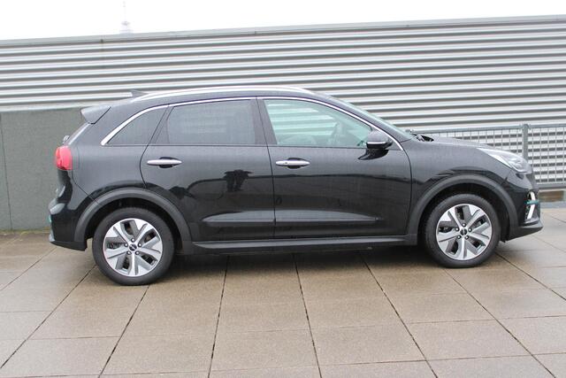 KIA e-Niro DynamicPlusLine 64 kWh Navigatie / Stuur+Stoel Verw / Schuifdak / All-season banden