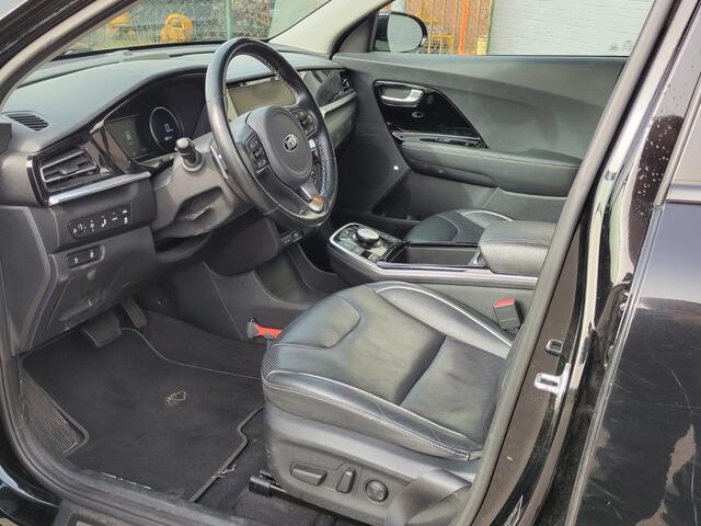 KIA e-Niro ExecutiveLine 64kWh SOH 100% Leer Warmtepomp Adaptive-Cruise Elek.Stoel+Memory JBL®-Audio Camera Apple Carplay Android Pdc Navi Ecc Stoelverwarming+Koeling Stuurverwarming Lmv Privacy Glas DAB Vess Lane Assist Blind Spot 1e Eigenaar Origineel Nederlandse 