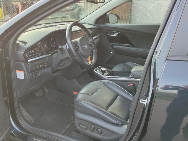 KIA e-Niro ExecutiveLine 64kWh SOH 100% Trekhaak Leder Warmtepomp Adap.Cruise Elek.Stoel+Memory JBL®-Audio Pdc Navi Ecc Camera Apple Carplay Android Auto Stoelverwarming+Koeling Stuurverwarming Lmv Privacy Glas DAB Vess Lane Assist Blind Spot 1e Eigenaar Origineel N