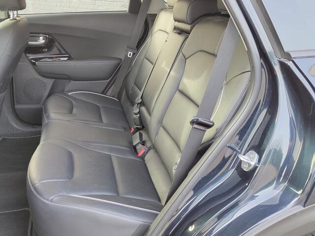 KIA e-Niro ExecutiveLine 64kWh SOH 100% Trekhaak Leder Warmtepomp Adap.Cruise Elek.Stoel+Memory JBL®-Audio Pdc Navi Ecc Camera Apple Carplay Android Auto Stoelverwarming+Koeling Stuurverwarming Lmv Privacy Glas DAB Vess Lane Assist Blind Spot 1e Eigenaar Origineel N