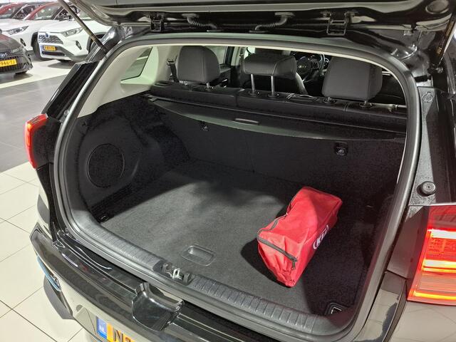 KIA e-Niro ExecutiveLine 64 kWh SOH 100% Stoel en Stuur verwarming, Schuif kantel dak, Apple Carplay/Android Auto.