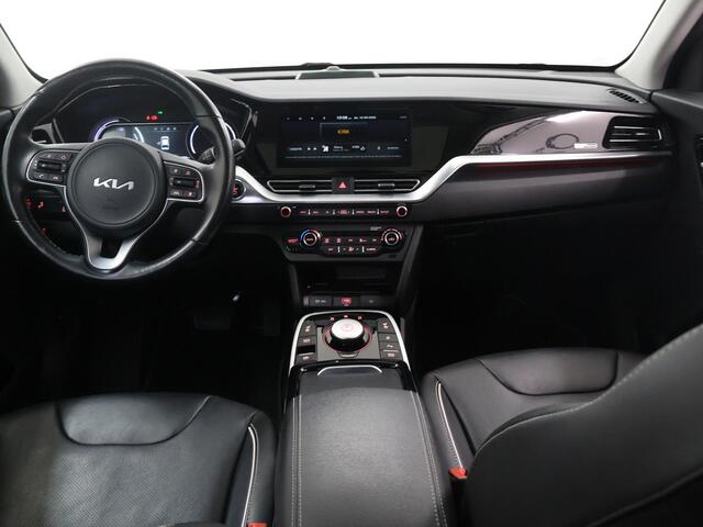 KIA e-Niro ExecutiveLine 64 kWh | SOH 98% | Schuif/Kanteldak | Lederen Interieur | Ele. verstelbare stoelen + Geheugen | Stoelverwarming voor + achter | Apple CarPlay/Android Auto | Camera | Stoelkoeling | Adaptieve Cruise Control | JBL Audio |