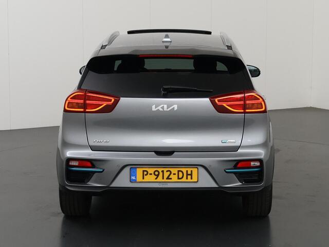 KIA e-Niro ExecutiveLine 64 kWh | Schuif/Kanteldak | Lederen Interieur | Ele,verstelbare stoelen | Apple CarPlay/Android Auto | Camera | DAB | Stoelverwarming/Koeling | Stuurverwarming | Adaptieve Cruise Control |