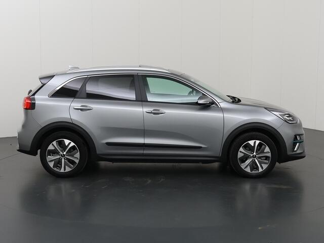 KIA e-Niro ExecutiveLine 64 kWh | Schuif/Kanteldak | Lederen Interieur | Ele,verstelbare stoelen | Apple CarPlay/Android Auto | Camera | DAB | Stoelverwarming/Koeling | Stuurverwarming | Adaptieve Cruise Control |