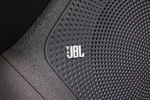 KIA e-Niro ExecutiveLine 64 kWh | Schuif/ Kanteldak | Memory | Stoelventilatie | Adaptieve Cruise | JBL-Audio |