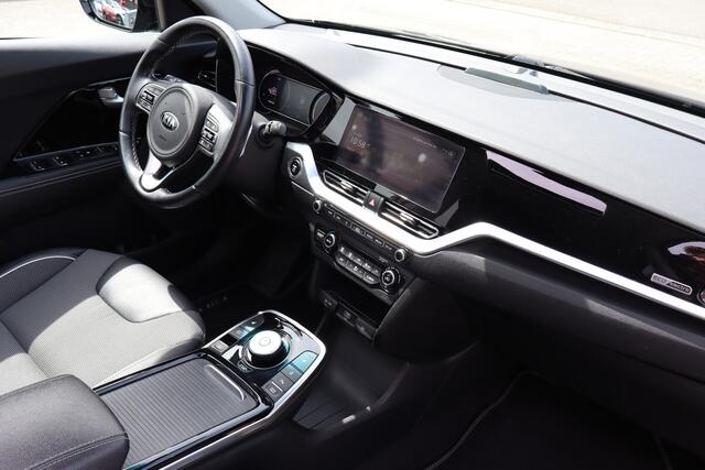 KIA e-Niro DynamicPlusLine 64 kWh Dealeronderhouden! Achteruitrijcamera/Apple carplay/Adaptieve cruise control/Lane assist/Stoelverwarming/Stuurverwarming/DAB/Navigatie 2E PINKSTERDAG GEOPEND VAN 12:00 TOT 17:00 (ROTTERDAM&HELLEVOETSLUIS)