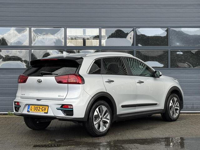 KIA e-Niro DYNAMICPLUSLINE 64 kWh (100% SOH) I V/D EERSTE EIGENAAR I 3-FASE LADEN I SCHUIF/KANTELDAK I P-CAMERA