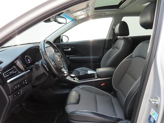 KIA e-Niro DYNAMICPLUSLINE 64 kWh (100% SOH) I V/D EERSTE EIGENAAR I 3-FASE LADEN I SCHUIF/KANTELDAK I P-CAMERA
