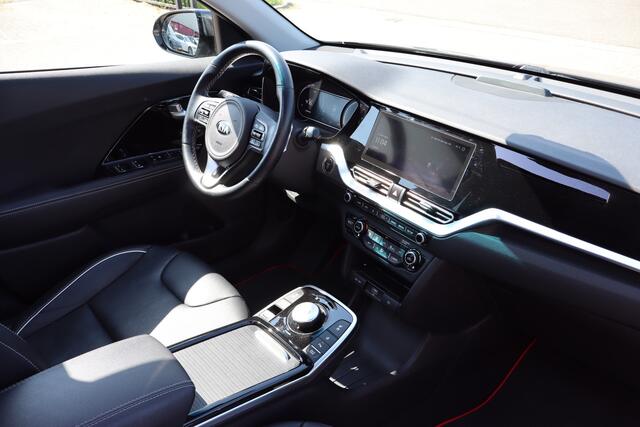 KIA e-Niro ExecutiveLine 64 kWh Panoramadak/Verwarmbare & geventileerde voorstoelen/Verwarmbaar stuurwiel/Achteruitrijcamera/JBL audio/Apple carplay/Elektrisch verstelbare voorstoel/Adaptieve cruise control/Lane assist/Dodehoek assistent/parkeersensoren rondom