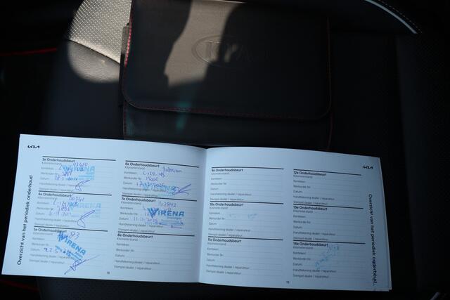 KIA e-Niro ExecutiveLine 64 kWh Panoramadak/Verwarmbare & geventileerde voorstoelen/Verwarmbaar stuurwiel/Achteruitrijcamera/JBL audio/Apple carplay/Elektrisch verstelbare voorstoel/Adaptieve cruise control/Lane assist/Dodehoek assistent/parkeersensoren rondom