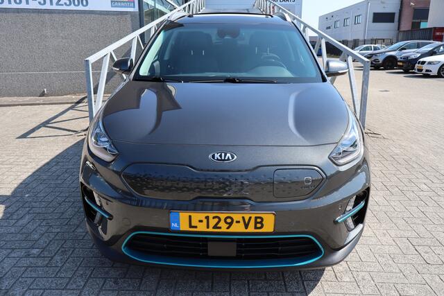 KIA e-Niro ExecutiveLine 64 kWh Panoramadak/Verwarmbare & geventileerde voorstoelen/Verwarmbaar stuurwiel/Achteruitrijcamera/JBL audio/Apple carplay/Elektrisch verstelbare voorstoel/Adaptieve cruise control/Lane assist/Dodehoek assistent/parkeersensoren rondom