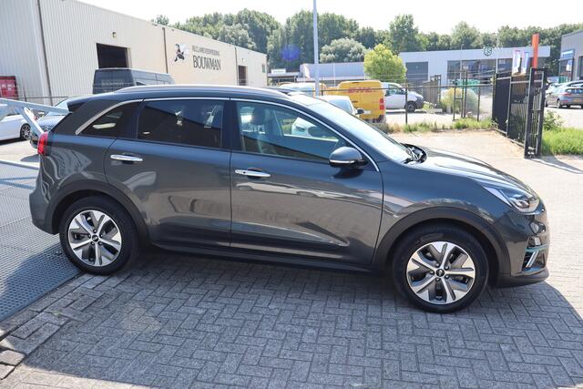 KIA e-Niro ExecutiveLine 64 kWh Panoramadak/Verwarmbare & geventileerde voorstoelen/Verwarmbaar stuurwiel/Achteruitrijcamera/JBL audio/Apple carplay/Elektrisch verstelbare voorstoel/Adaptieve cruise control/Lane assist/Dodehoek assistent/parkeersensoren rondom