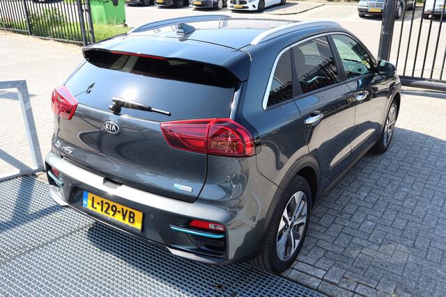 KIA e-Niro ExecutiveLine 64 kWh Panoramadak/Verwarmbare & geventileerde voorstoelen/Verwarmbaar stuurwiel/Achteruitrijcamera/JBL audio/Apple carplay/Elektrisch verstelbare voorstoel/Adaptieve cruise control/Lane assist/Dodehoek assistent/parkeersensoren rondom