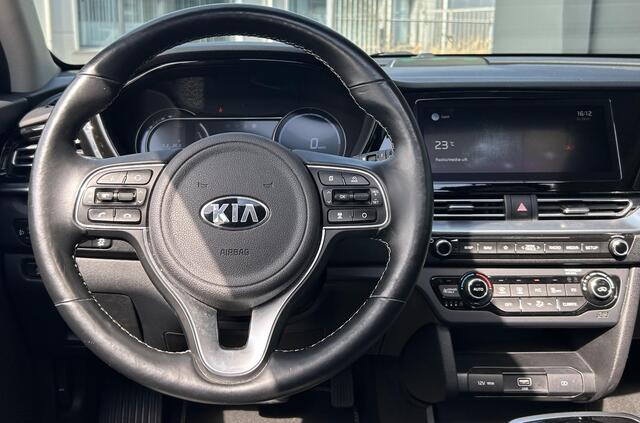 KIA e-Niro DynamicPlusLine 64 kWh 3 Fase | 1e Eigenaar! | NL AUTO | BTW AUTO (PRIJS INCLUSIEF BTW) | PANO | Achteruitrijcamera | Stoelverwarming | Stuurverwarming | 07-2026 Nieuwe Koeling voor de Accu bij de Dealer, Factuur aanwezig |