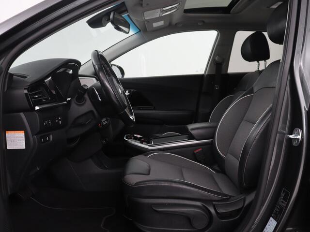 KIA e-Niro DynamicPlusLine 64 kWh | SOH 95,4% | Panoramadak | Half leder | Adaptive cruise | Stuur/stoel verwarming | Navigatie | Carplay | Camera | Park assist | Climate control