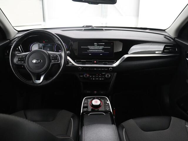 KIA e-Niro DynamicPlusLine 64 kWh | SOH 95,4% | Panoramadak | Half leder | Adaptive cruise | Stuur/stoel verwarming | Navigatie | Carplay | Camera | Park assist | Climate control