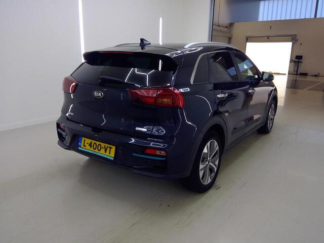 KIA e-Niro EXECUTIVELINE 64 kWh (100% SOH) I SCHUIF/KANTELDAK I STOELVERWARMING I APPLE CARPLAY I PREMIUM AUDIO