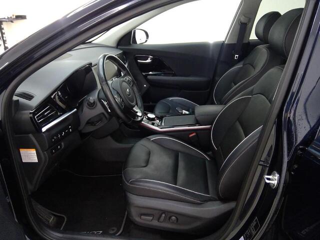 KIA e-Niro EXECUTIVELINE 64 kWh (100% SOH) I SCHUIF/KANTELDAK I STOELVERWARMING I APPLE CARPLAY I PREMIUM AUDIO