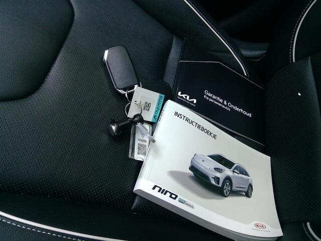 KIA e-Niro EXECUTIVELINE 64 kWh (100% SOH) I SCHUIF/KANTELDAK I STOELVERWARMING I APPLE CARPLAY I PREMIUM AUDIO