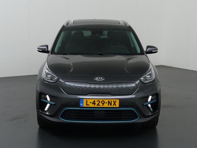KIA e-Niro ExecutiveLine 64 kWh | SOH 97% | Schuif/Kanteldak | Ele.verstelbare stoelen + geheugen | Stoelverwarming voor + achter | Navigatie | Camera | DAB | Stoelverwarming/koeling | Stuurverwarming | Adaptieve Cruise Control |