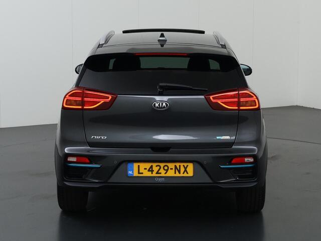 KIA e-Niro ExecutiveLine 64 kWh | SOH 97% | Schuif/Kanteldak | Ele.verstelbare stoelen + geheugen | Stoelverwarming voor + achter | Navigatie | Camera | DAB | Stoelverwarming/koeling | Stuurverwarming | Adaptieve Cruise Control |