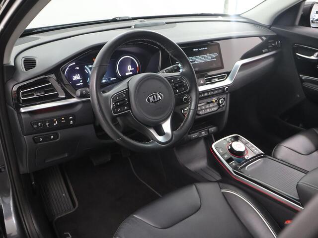 KIA e-Niro ExecutiveLine 64 kWh | SOH 97% | Schuif/Kanteldak | Ele.verstelbare stoelen + geheugen | Stoelverwarming voor + achter | Navigatie | Camera | DAB | Stoelverwarming/koeling | Stuurverwarming | Adaptieve Cruise Control |