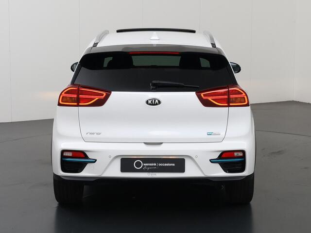 KIA e-Niro ExecutiveLine 64 kWh | Schuif/kanteldak | Lederen Interieur | Navigatie | El.verstelbare stoel + Geheugen | Camera | DAB | Apple CarPlay/Android Auto | Stoel/stuurverwarming | Stoelkoeling | Adaptieve Cruise Control | JBL Audio |