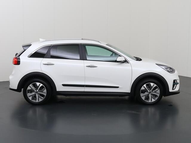 KIA e-Niro ExecutiveLine 64 kWh | Schuif/kanteldak | Lederen Interieur | Navigatie | El.verstelbare stoel + Geheugen | Camera | DAB | Apple CarPlay/Android Auto | Stoel/stuurverwarming | Stoelkoeling | Adaptieve Cruise Control | JBL Audio |