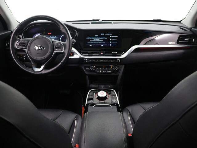 KIA e-Niro ExecutiveLine 64 kWh | Schuif/kanteldak | Lederen Interieur | Navigatie | El.verstelbare stoel + Geheugen | Camera | DAB | Apple CarPlay/Android Auto | Stoel/stuurverwarming | Stoelkoeling | Adaptieve Cruise Control | JBL Audio |