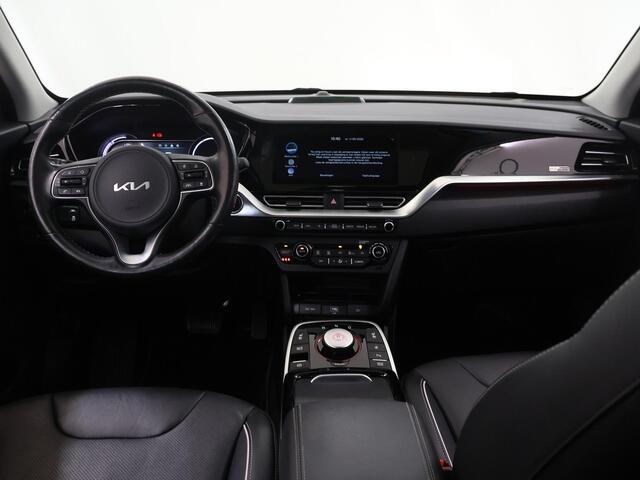 KIA e-Niro ExecutiveLine 64 kWh | Schuif/Kanteldak | Lederen Interieur | Ele,verstelbare stoelen | Apple CarPlay/Android Auto | Camera | DAB | Stoelverwarming/Koeling | Stuurverwarming | Adaptieve Cruise Control |