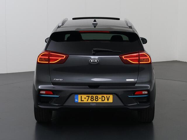 KIA e-Niro ExecutiveLine 64 kWh | Schuif/Kanteldak | Lederen Interieur | Ele,verstelbare stoelen | Apple CarPlay/Android Auto | Camera | DAB | Stoelverwarming/Koeling | Stuurverwarming | Adaptieve Cruise Control |